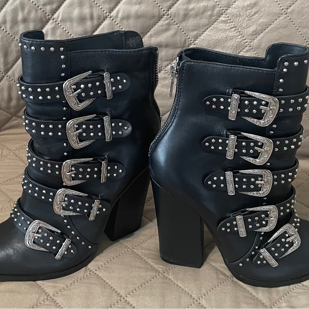 AMAZING DEAL!!!  LIKE NEW. EXCELLENT CONDITION Steve Madden